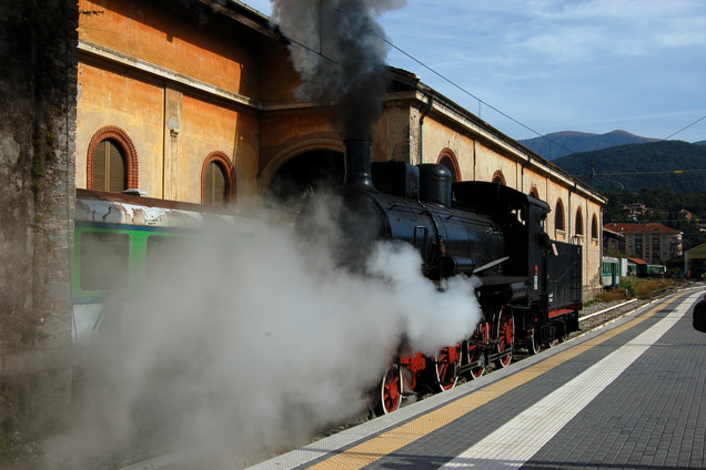 [La locomotiva a vapore FS 625.116, da poco revisionata, manovra sul
primo binario tronco della stazione di Luino.  Luino, 12 ottobre
2019.]