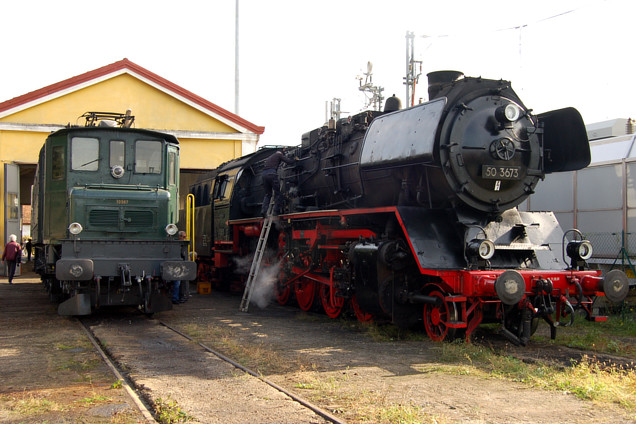 [Locomotive Ae 4/7  10987 e Br.50 3676 davanti  alla rimessa
dell'Associazione Verbano Express.  Luino, 12 ottobre 2019.]