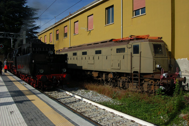 [La Br.50 3673 si posiziona in fondo al binario tronco.  Sul
secondo tronco la locomotiva elettrica FS E428.174.  Luino, 12 ottobre
2019.]