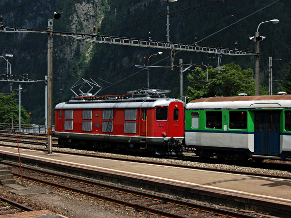 [Locomotiva elettrica storica SBB Re 4/4<sup>I</sup> 10016 in stazione
a Göschenen manovra per posizionarsi in coda alle carrozze ex SBB
dell'Associazione Verbano Express. (27 giugno 2015)]