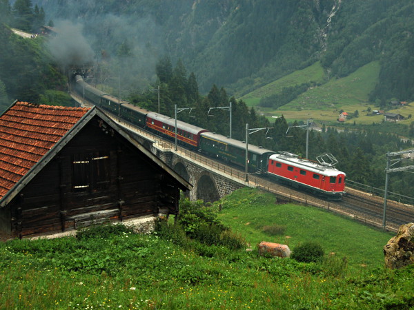 [Locomotiva elettrica storica Re 4/4<sup>I</sup> 10016 in spinta a un
treno storico presso il Meienreussbrücke di Wassen. (27 giugno 2015)]